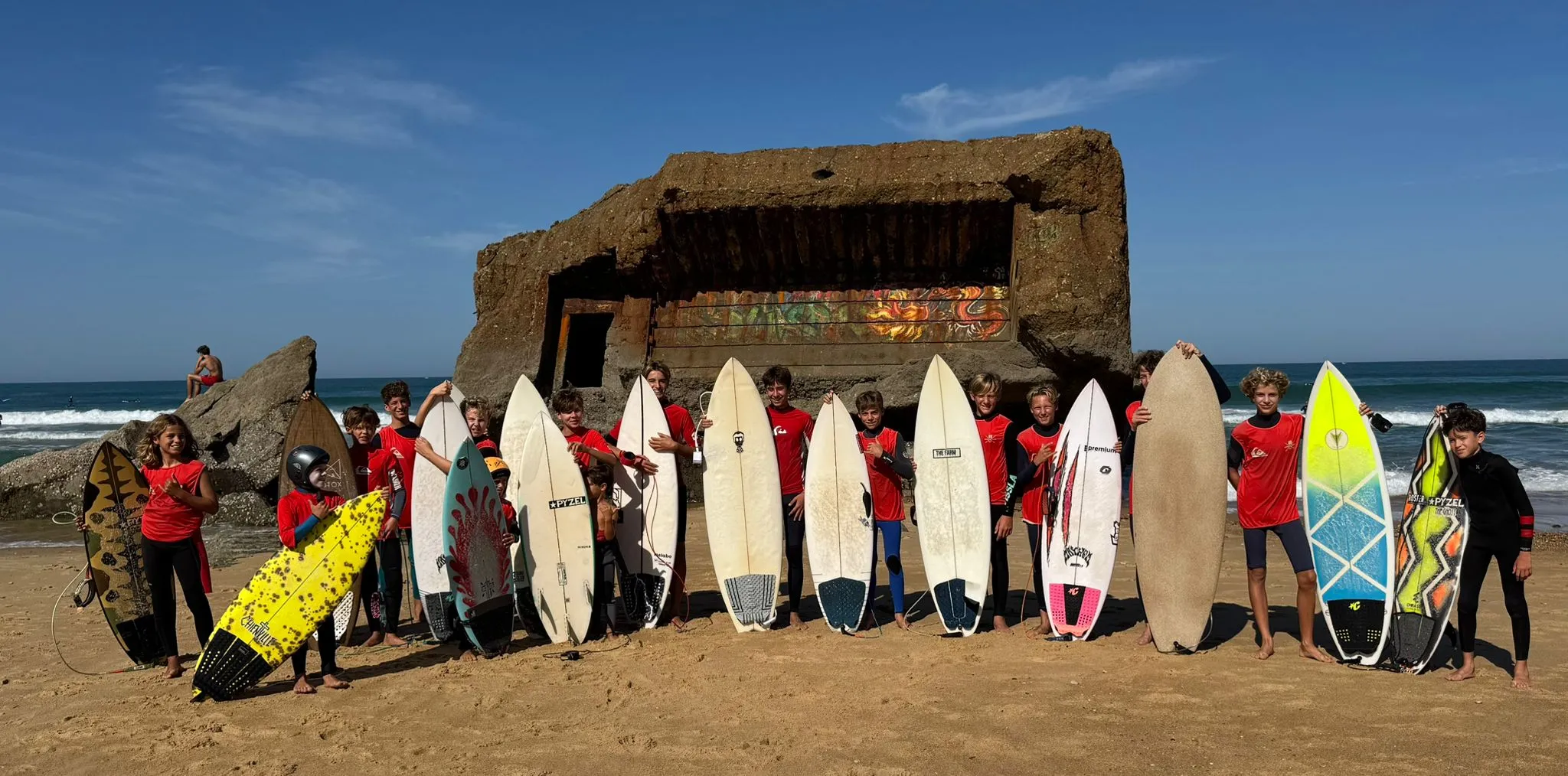 Compétiteurs du Santocha Surf Club avec leurs planches sur la plage
