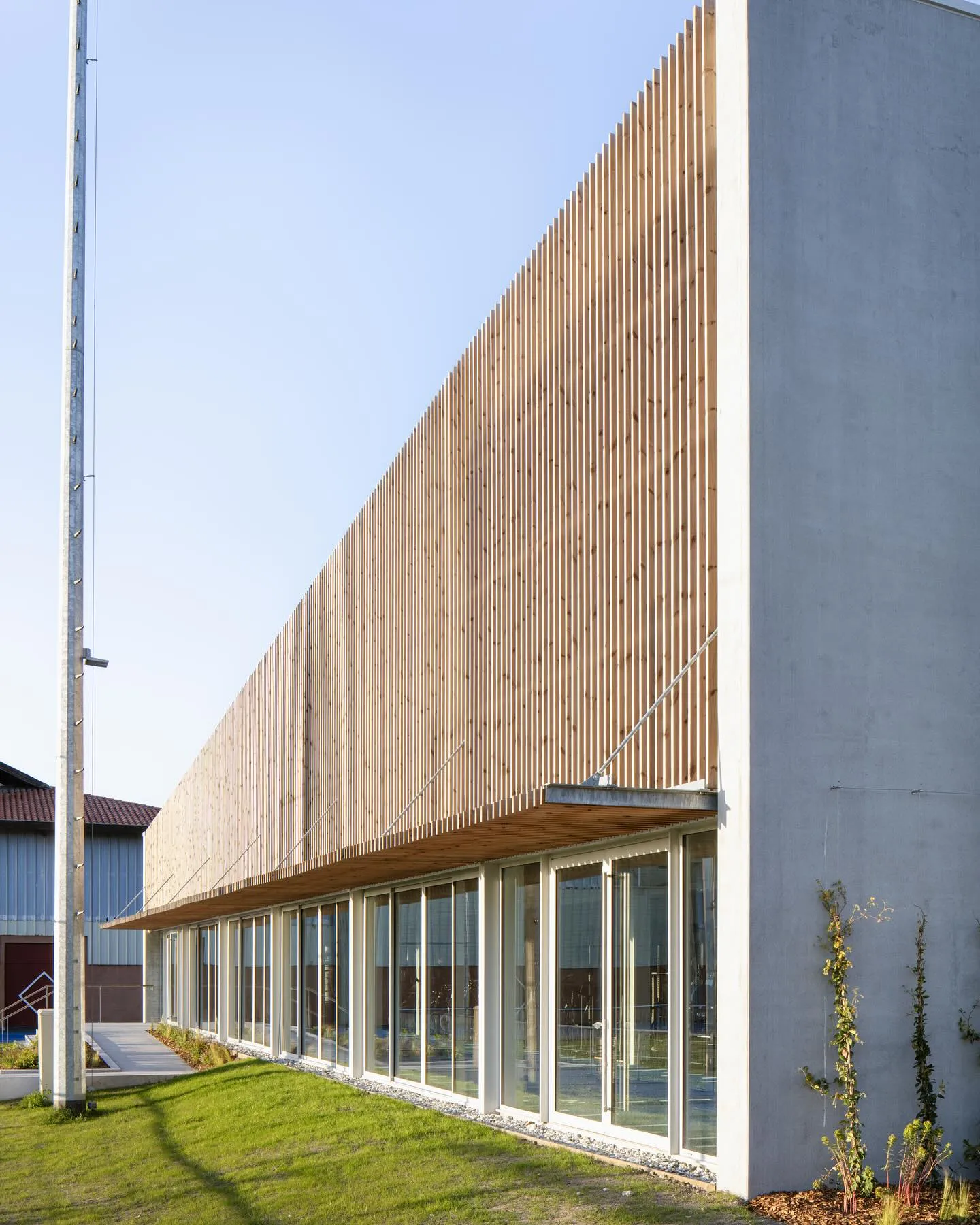 Façade extérieure du Pôle Haute Performance de Capbreton avec bardage bois