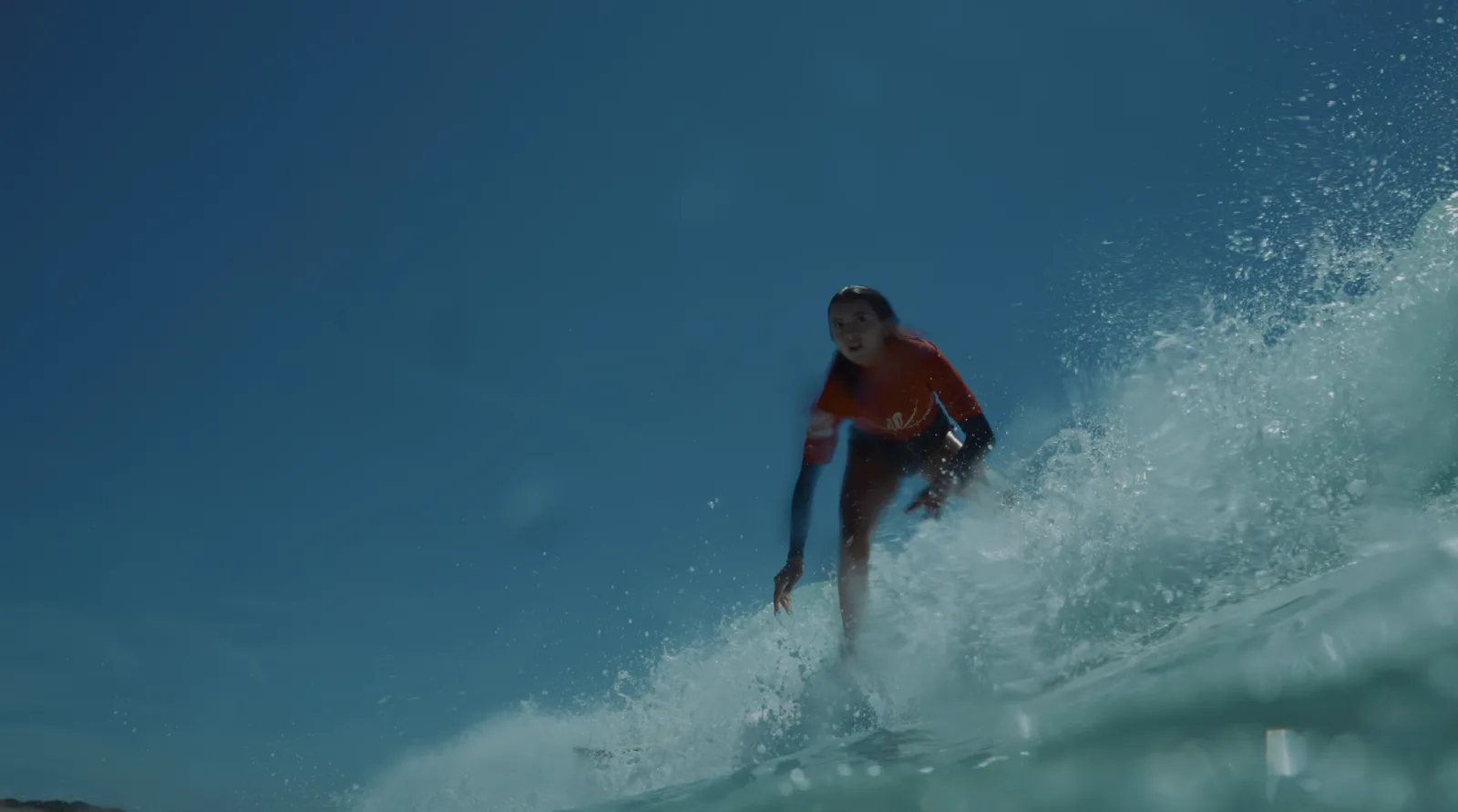 Surfeuse sur une vague lors de la competition Water Women a Capbreton